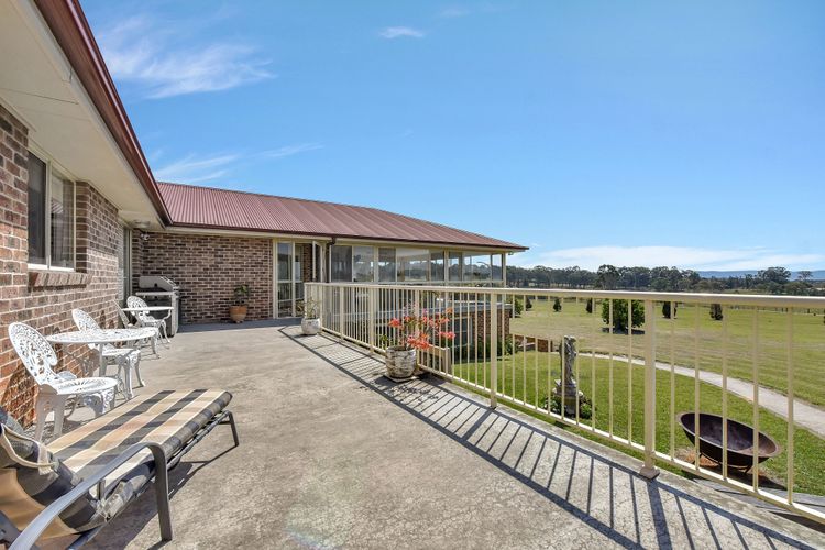 Noble Willow Homestead Lovedale. Super Spacious, with views and pool