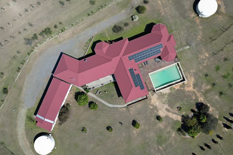 Noble Willow Homestead Lovedale. Super Spacious, with views and pool