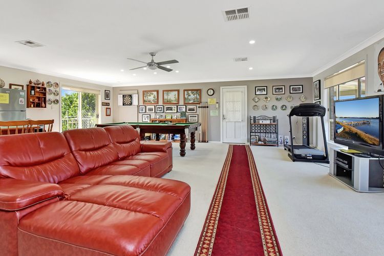 Noble Willow Homestead Lovedale. Super Spacious, with views and pool