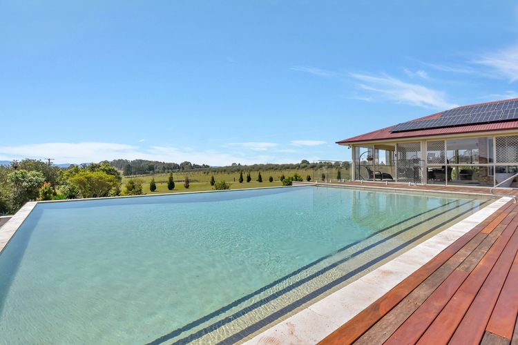 Noble Willow Homestead Lovedale. Super Spacious, with views and pool