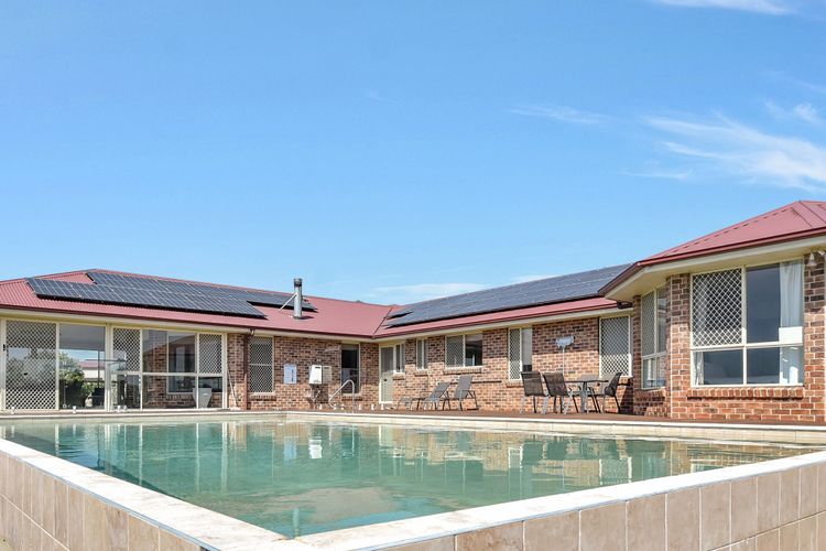 Noble Willow Homestead Lovedale. Super Spacious, with views and pool