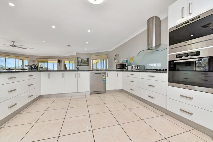 Noble Willow Homestead Lovedale. Super Spacious, with views and pool