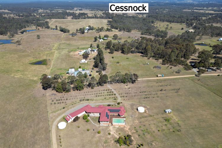 Noble Willow Homestead Lovedale. Super Spacious, with views and pool