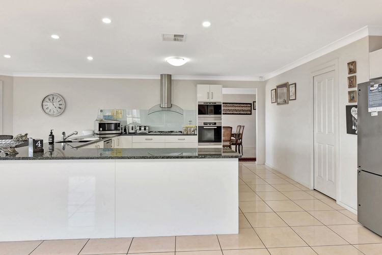 Noble Willow Homestead Lovedale. Super Spacious, with views and pool