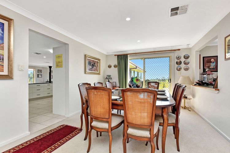 Noble Willow Estate Lovedale. Super Spacious, with views and pool