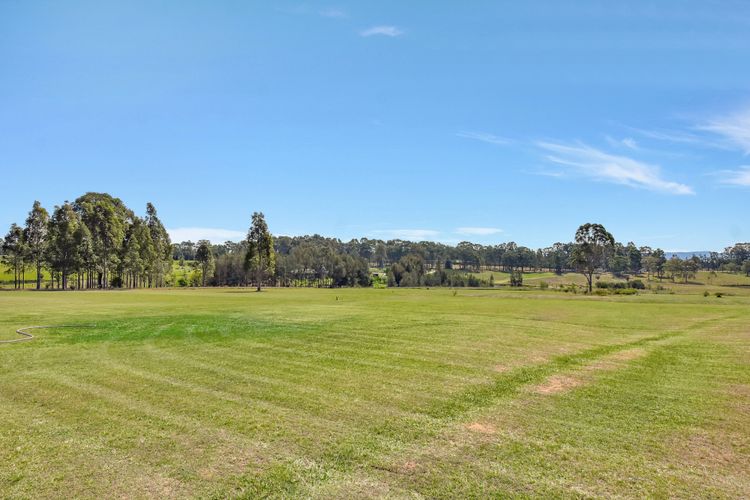 Noble Willow Estate Lovedale. Super Spacious, with views and pool