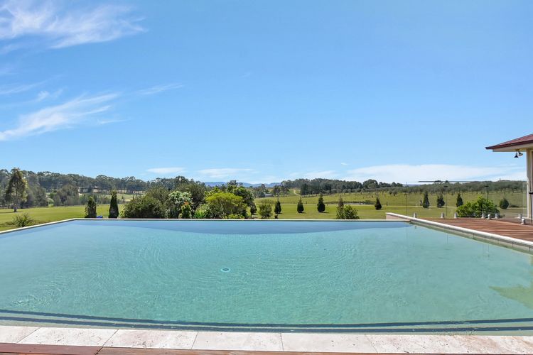Noble Willow Estate Lovedale. Super Spacious, with views and pool