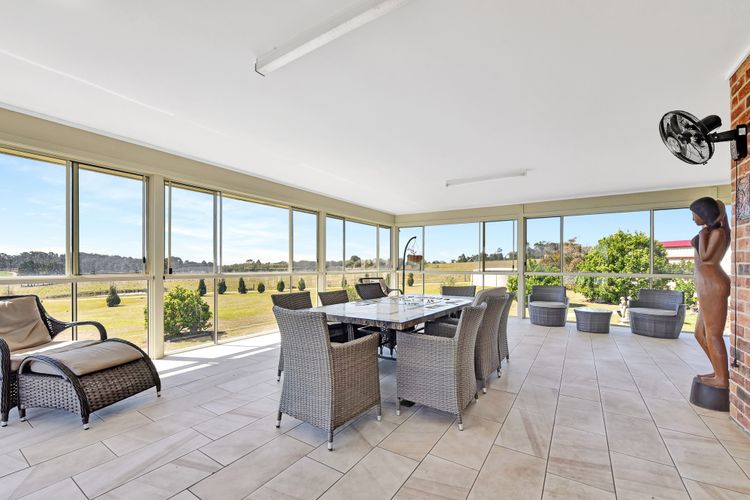 Noble Willow Estate Lovedale. Super Spacious, with views and pool