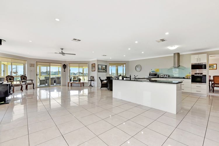 Noble Willow Estate Lovedale. Super Spacious, with views and pool