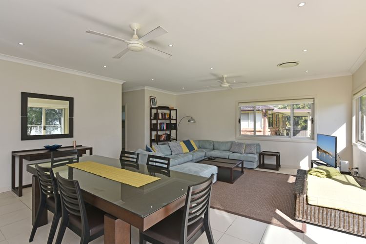 Dining with 6 seats, flat screen TV and lounge area