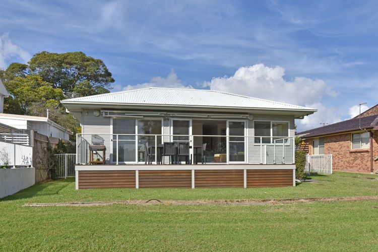 Back yard with bbq and dining table 6 seats