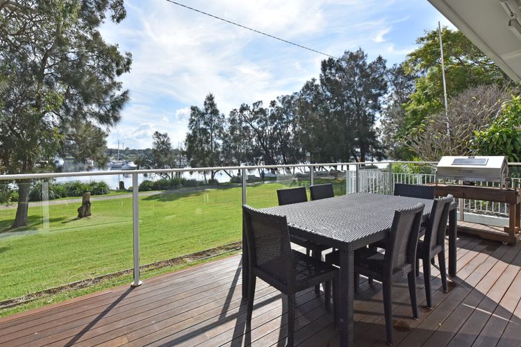 Lake and Water views, Bbq and outdoor dining 6 Seats