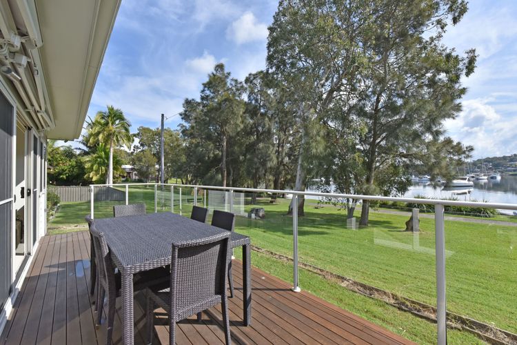 Lake views, Lake access on water edge. Outdoor dining 6 seats