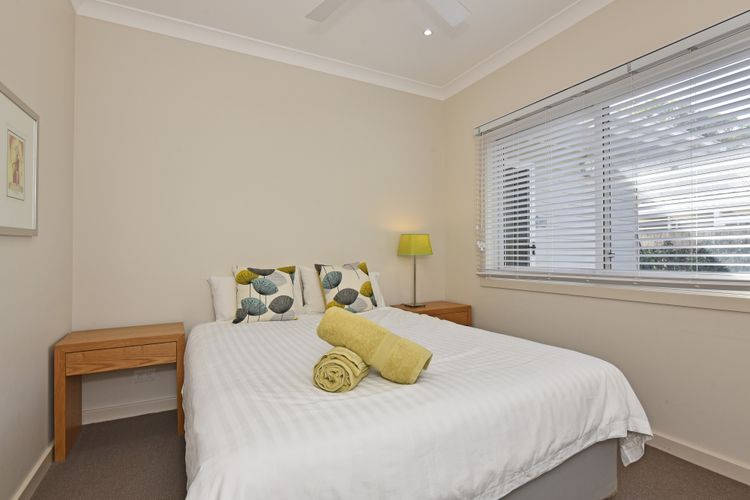 Bedroom 1- Queen Bed