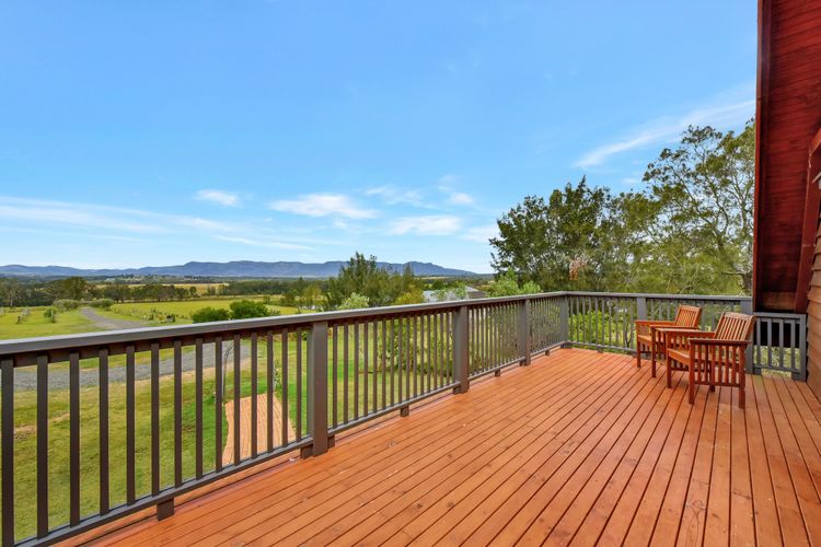 Silver Springs Estate 4br house + 6br house with Wifi, Pool. Fireplace, Views, Olives and Space