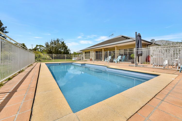 Silver Springs Estate 4br house + 6br house with Wifi, Pool. Fireplace, Views, Olives and Space