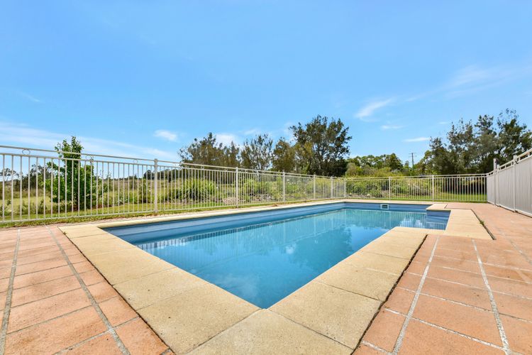Silver Springs Estate 4br house + 6br house with Wifi, Pool. Fireplace, Views, Olives and Space