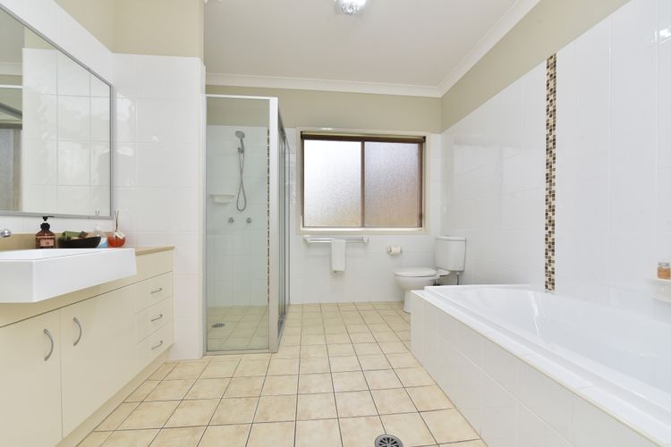 Silver Springs Estate 4br house + 6br house with Wifi, Pool. Fireplace, Views, Olives and Space