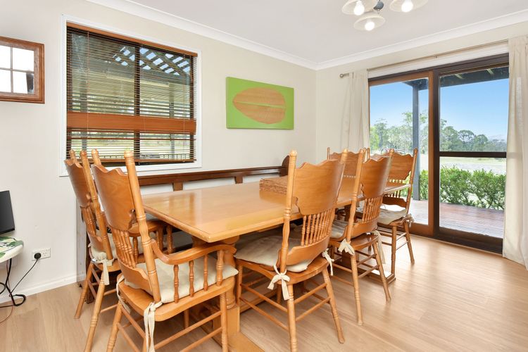 Silver Springs Estate 4br house + 6br house with Wifi, Pool. Fireplace, Views, Olives and Space