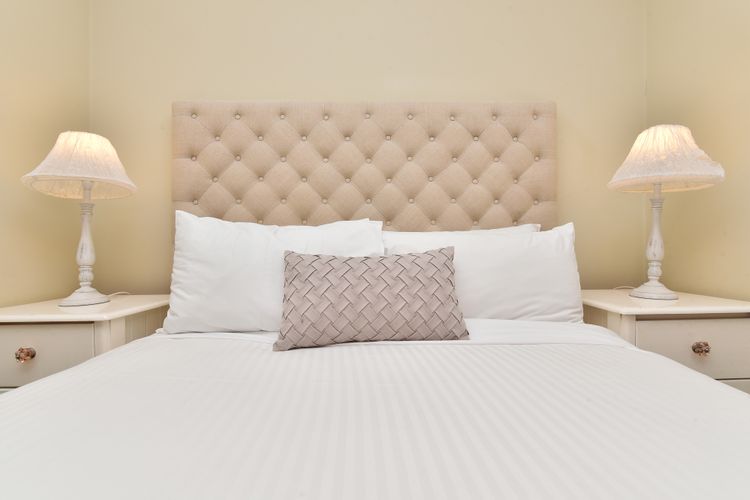 Silver Springs Estate 4br house + 6br house with Wifi, Pool. Fireplace, Views, Olives and Space