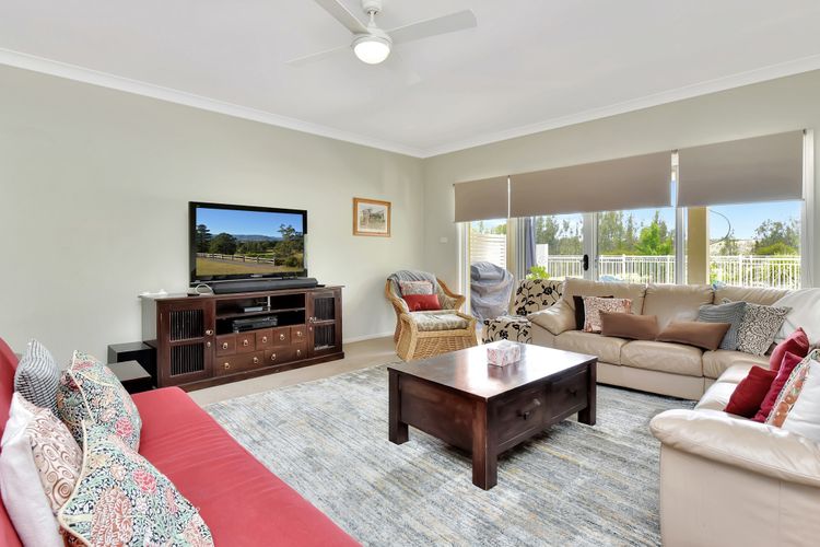 Silver Springs Estate 4br house + 6br house with Wifi, Pool. Fireplace, Views, Olives and Space