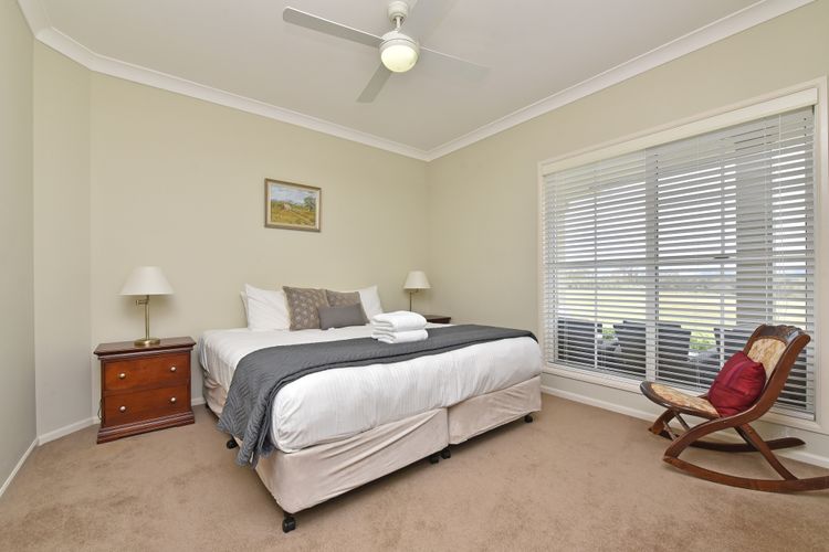 Silver Springs Estate 4br house + 6br house with Wifi, Pool. Fireplace, Views, Olives and Space