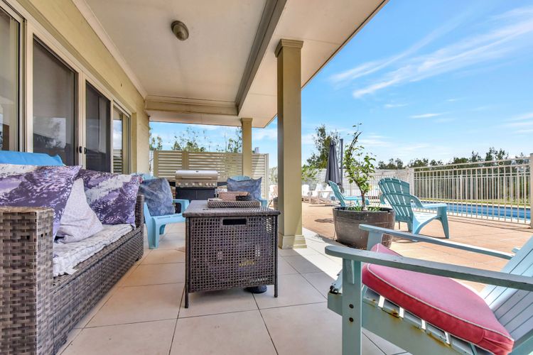 Silver Springs Estate 4br house + 6br house with Wifi, Pool. Fireplace, Views, Olives and Space