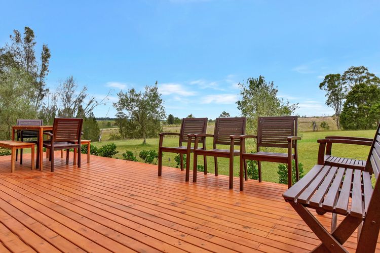 Silver Springs Estate 4br house + 6br house with Wifi, Pool. Fireplace, Views, Olives and Space