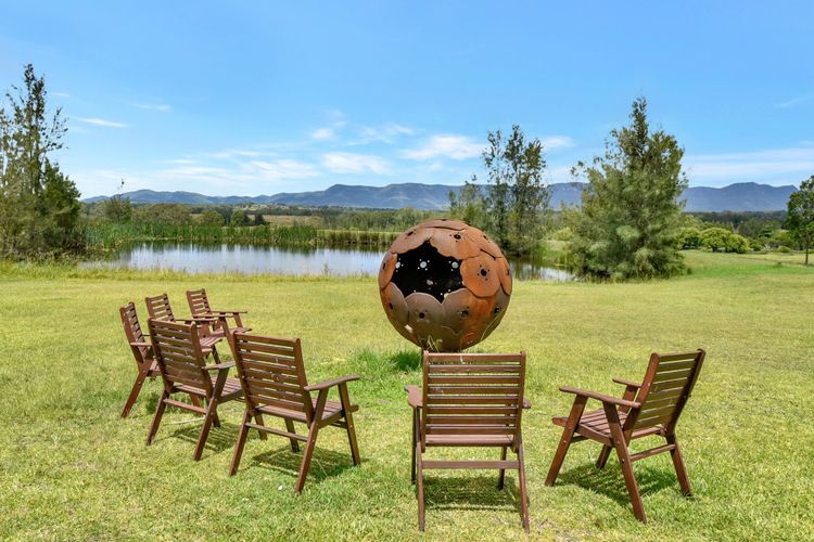 Silver Springs Estate 4br house + 6br house with Wifi, Pool. Fireplace, Views, Olives and Space