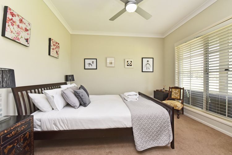 Silver Springs Estate 4br house + 6br house with Wifi, Pool. Fireplace, Views, Olives and Space