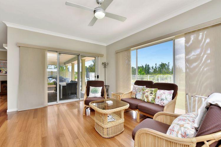 Silver Springs Estate 4br house + 6br house with Wifi, Pool. Fireplace, Views, Olives and Space