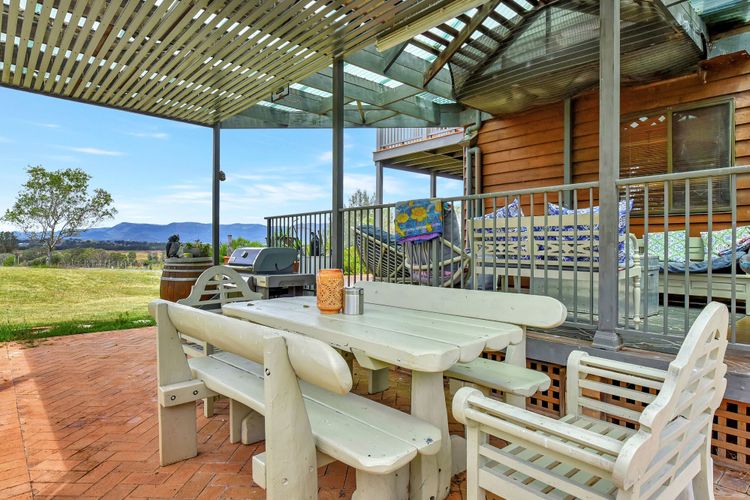 Silver Springs Estate 4br house + 6br house with Wifi, Pool. Fireplace, Views, Olives and Space