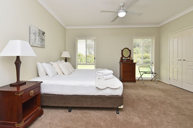 Silver Springs Estate 4br house + 6br house with Wifi, Pool. Fireplace, Views, Olives and Space