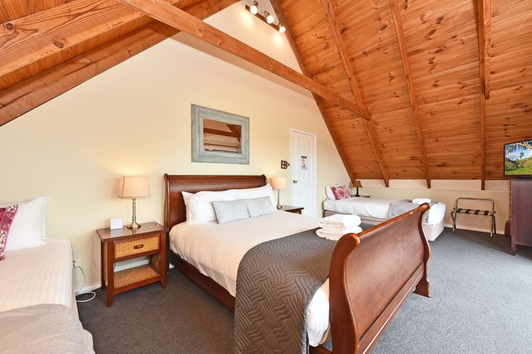 Silver Springs Estate 4br house + 6br house with Wifi, Pool. Fireplace, Views, Olives and Space