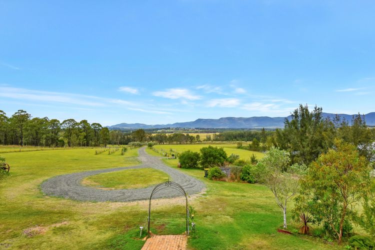 Silver Springs Estate 4br house + 6br house with Wifi, Pool. Fireplace, Views, Olives and Space