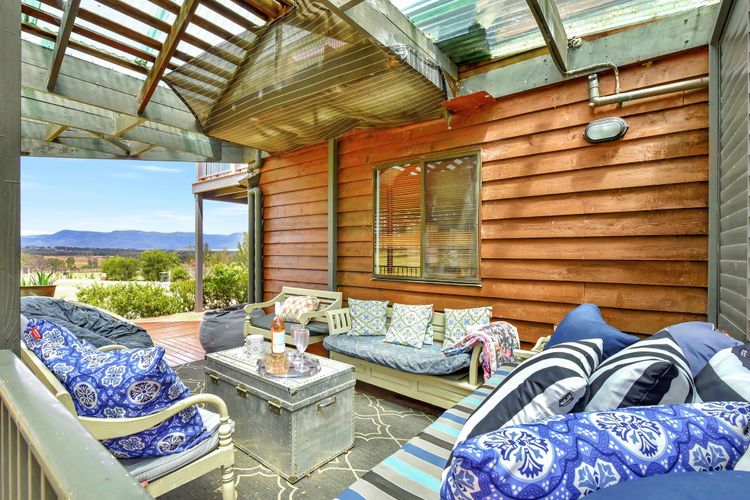 Silver Springs Estate 4br house + 6br house with Wifi, Pool. Fireplace, Views, Olives and Space