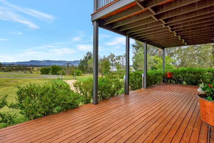 Silver Springs Estate 4br house + 6br house with Wifi, Pool. Fireplace, Views, Olives and Space