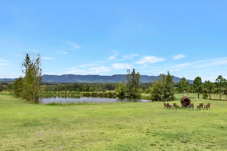 Silver Springs Estate 4br house + 6br house with Wifi, Pool. Fireplace, Views, Olives and Space