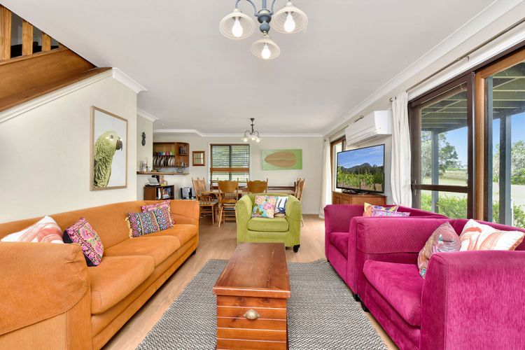 Silver Springs Estate 4br house + 6br house with Wifi, Pool. Fireplace, Views, Olives and Space