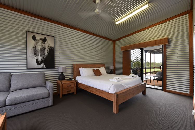 Kelman Cottage – tucked away with pool + views + native wildlife