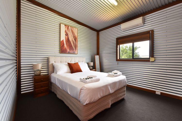 Kelman Cottage – tucked away with pool + views + native wildlife