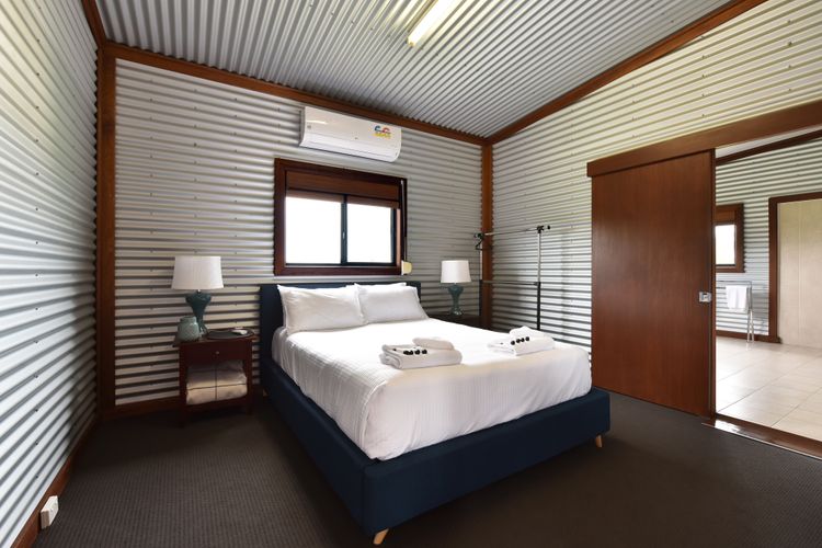 Kelman Cottage – tucked away with pool + views + native wildlife