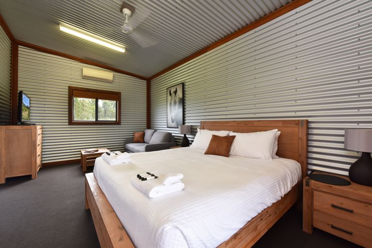 Kelman Cottage – tucked away with pool + views + native wildlife