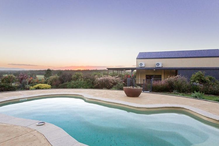 Kelman Cottage – tucked away with pool + views + native wildlife