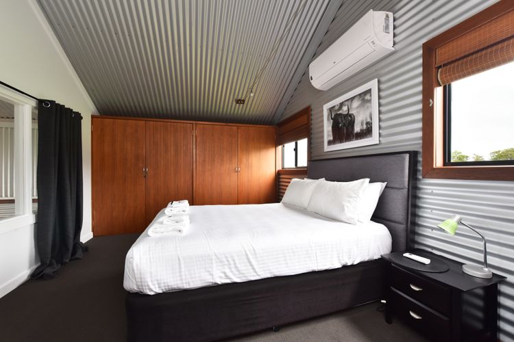 Kelman Cottage – tucked away with pool + views + native wildlife