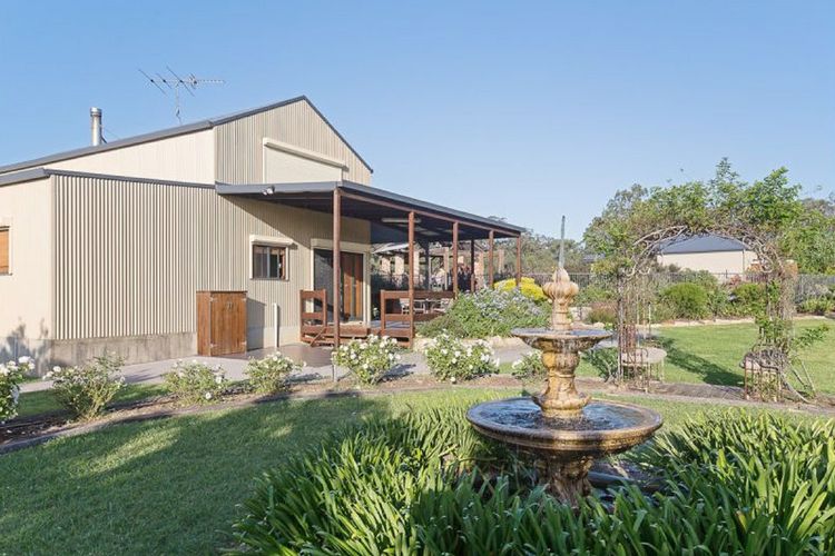 Kelman Cottage – tucked away with pool + views + native wildlife