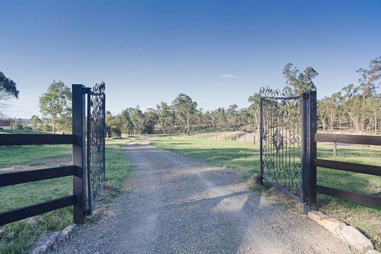 Kelman Cottage – tucked away with pool + views + native wildlife