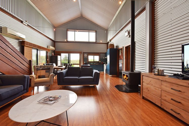 Kelman Cottage – tucked away with pool + views + native wildlife