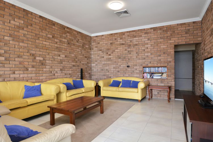  Lounge room wit flat screen TV