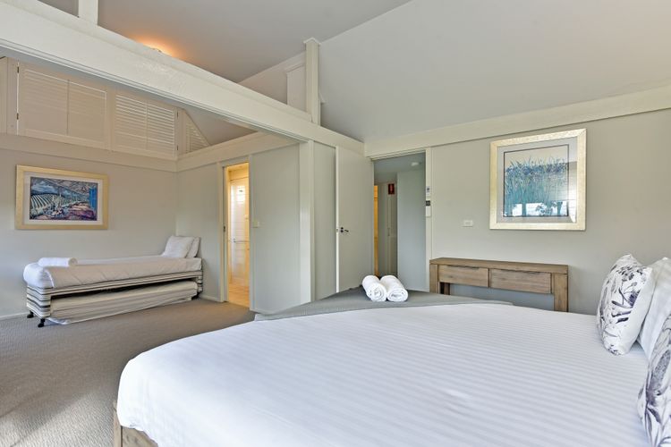 OMG! Family Comfort: King Bed and Trundle for a Restful Stay